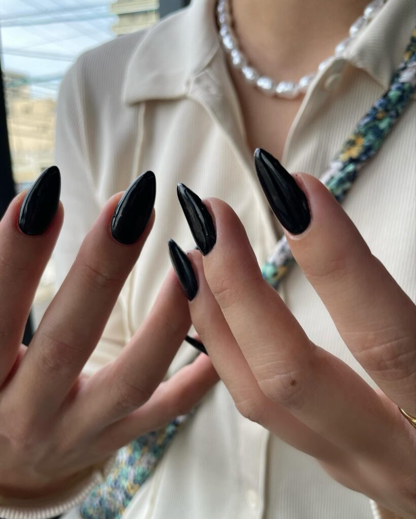 Almond Glossy Black Nails – Timeless Minimal Nail Idea for Everyday Sophistication