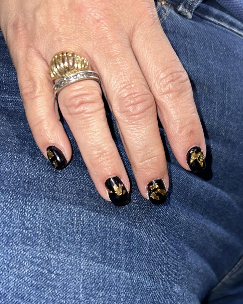 Black and Gold Foil Short Round Nails – Luxurious Nail Idea for a Glamorous Night Out