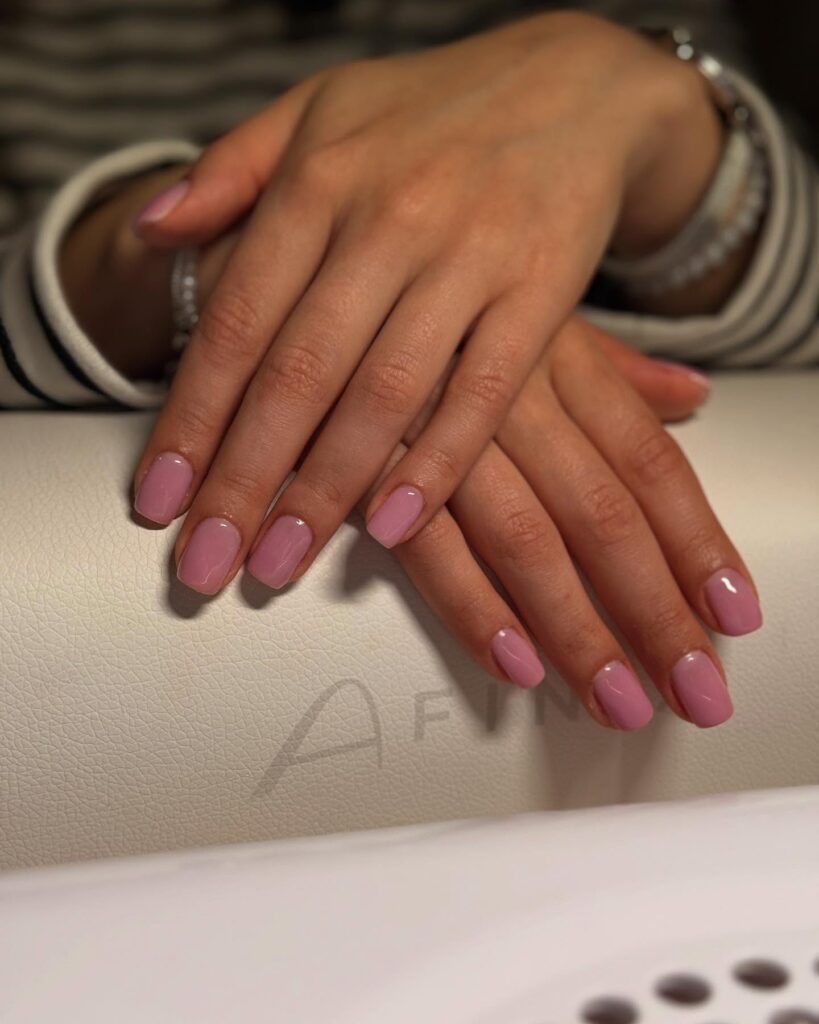 Creamy Mauve-Pink Short Oval Nails with Glossy Finish for Elegant Everyday Wear