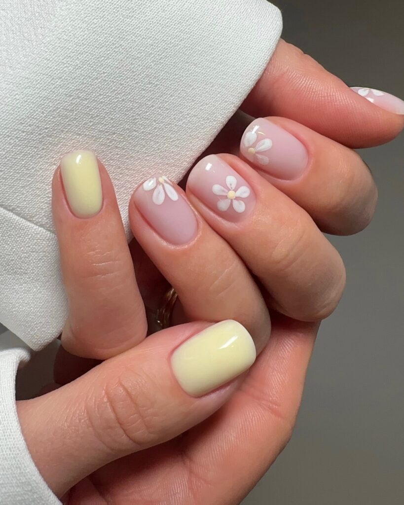 Daisy Nail Art with Pastel Yellow and Pink – Floral Spring Nail Ideas for Short Nails