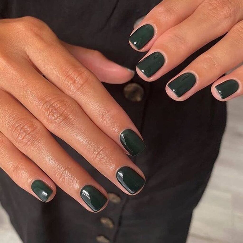 Deep Forest Green Short Square Nails for an Elegant Autumn Touch