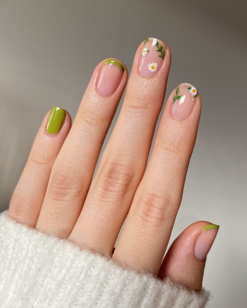 Fresh Short Nails with Spring Green French Tips and Hand-Painted White Daisy Nail Ideas