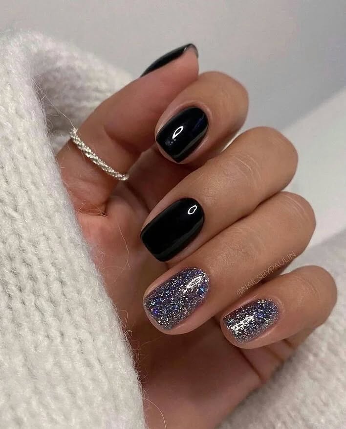 Glitter Accent Short Black Nails with Rounded Square Tips – Party-Ready Nail Ideas