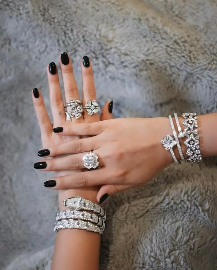 Glossy Jet Black Almond Nails for Evening Glam – Classic Luxury Nail Ideas