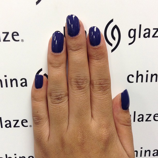 Glossy Navy Blue Oval Nails – Bold and Elegant Simple Nail Idea for Work