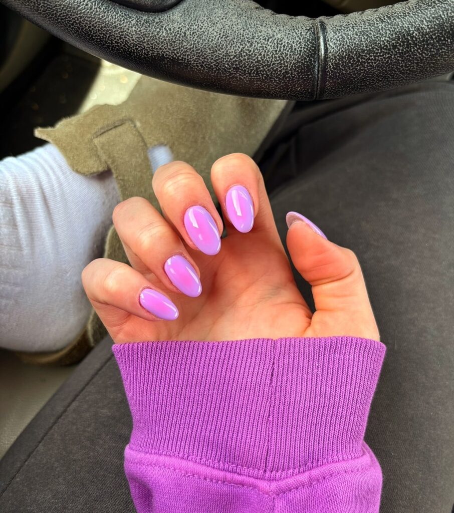 Iridescent Oval Nails in Pink-Lavender with a High-Gloss Finish