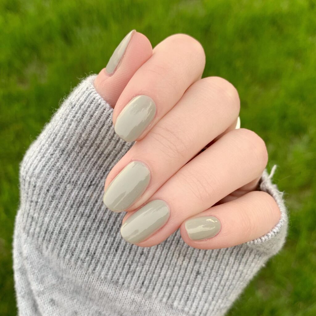 Muted Sage Green Oval Nails – Understated Office Nail Idea for Everyday Sophistication