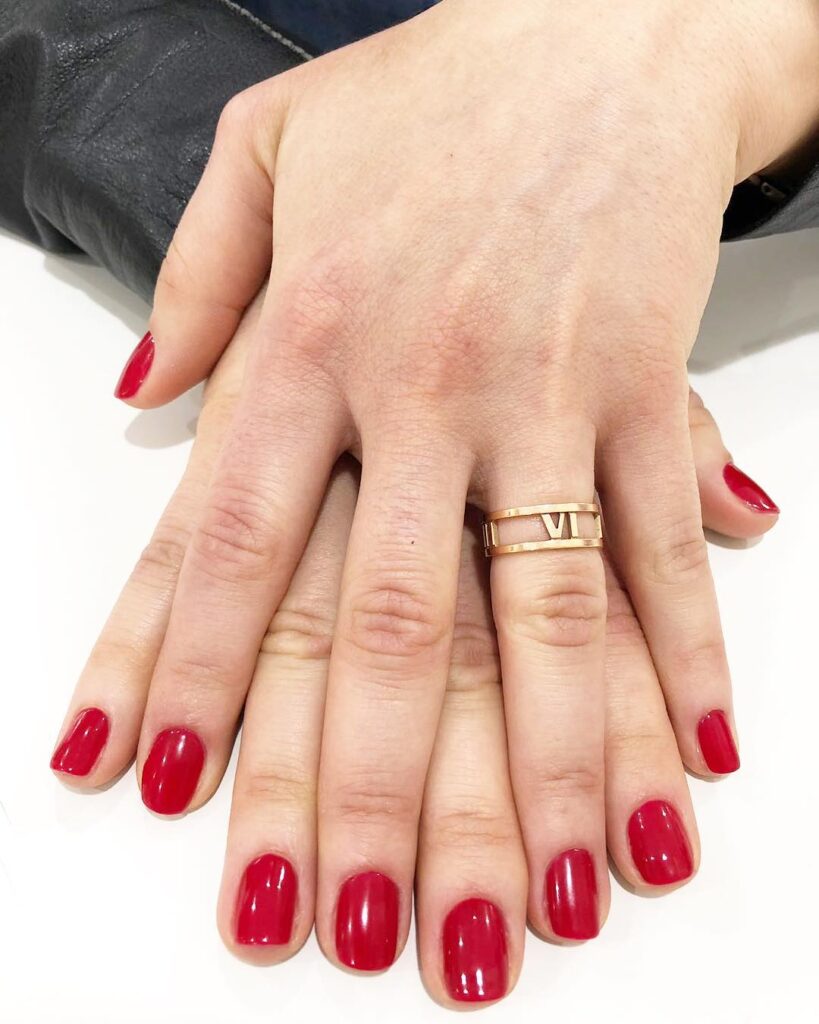 Oval Red Nails with a Glossy Finish for a Timeless, Versatile Style
