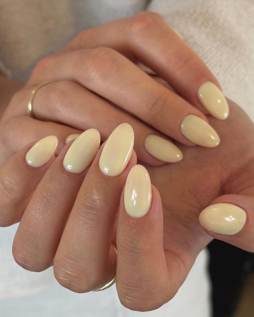 Pale Yellow Almond Nails with a Glossy Finish – Soft and Sophisticated Yellow Nail Ideas