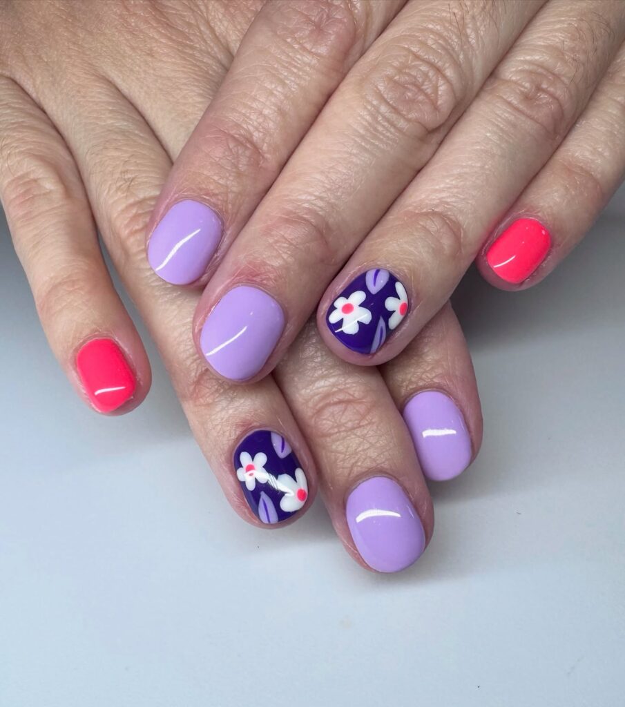 Pastel Lavender and Neon Coral Short Nails with Daisy Nail Art – Bright Floral Summer Nail Inspiration