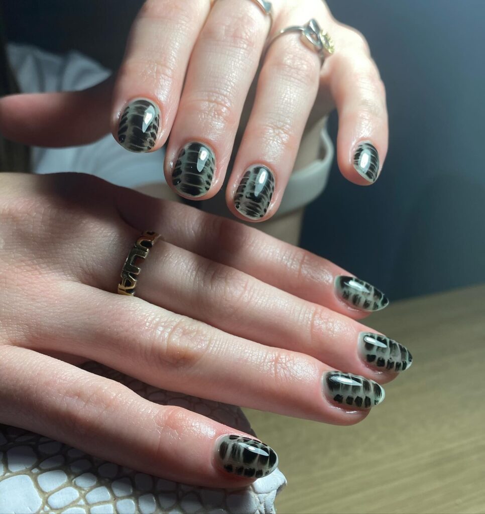 Reptile Print Short Oval Nails in Black and Gray for an Animal-Inspired Look