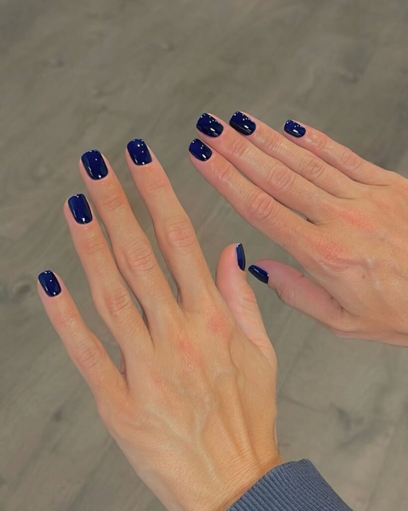 Short Navy Blue Nails with a Rounded Square Shape – Minimalist Winter Nail Ideas