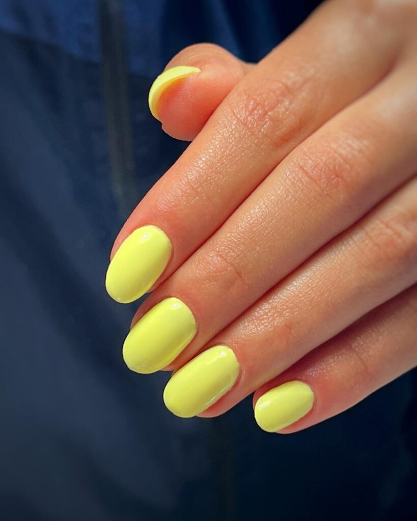 Simple pastel yellow oval nails – minimalist and bright yellow nail ideas for summer