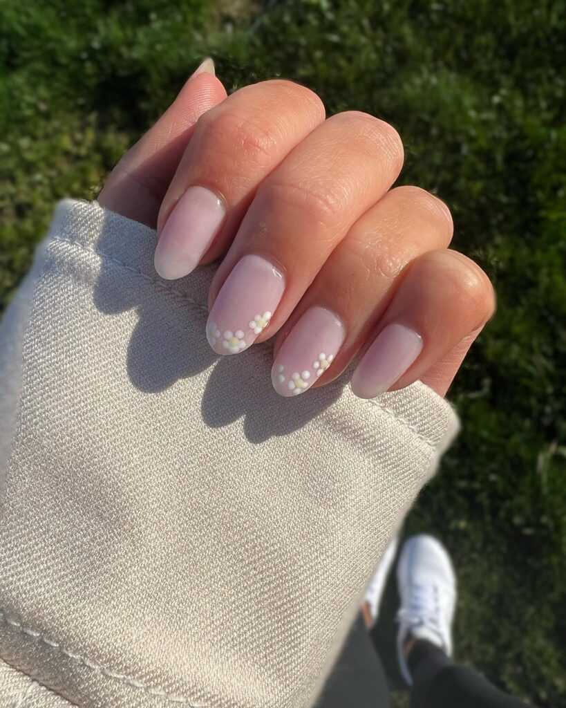 Soft pink ombré nails with white daisy art perfect for spring nail ideas