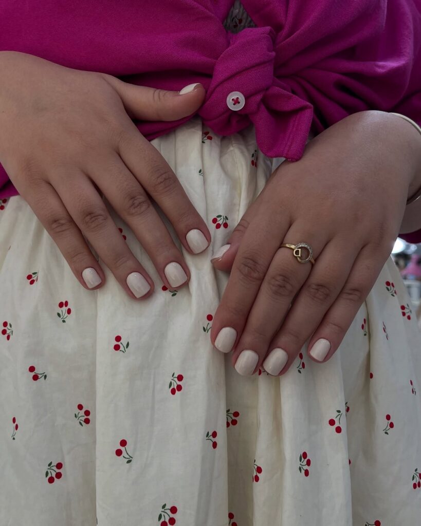 Cream White Short Nails with Summer-Inspired Simplicity