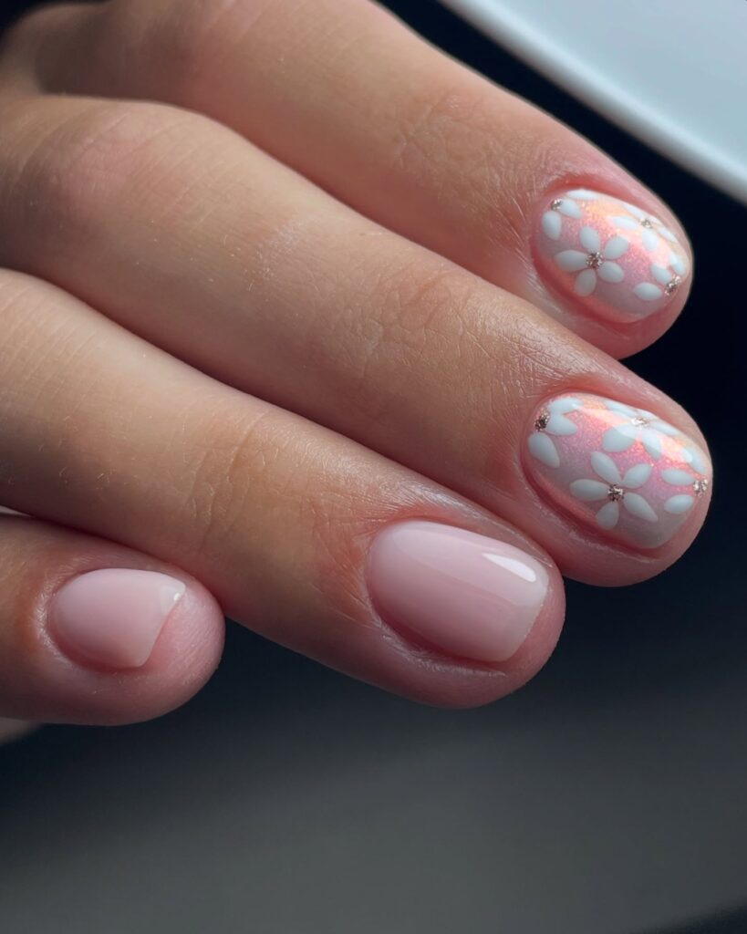 Daisy flower nail art on pale pink nails cute spring floral nail ideas for short nails