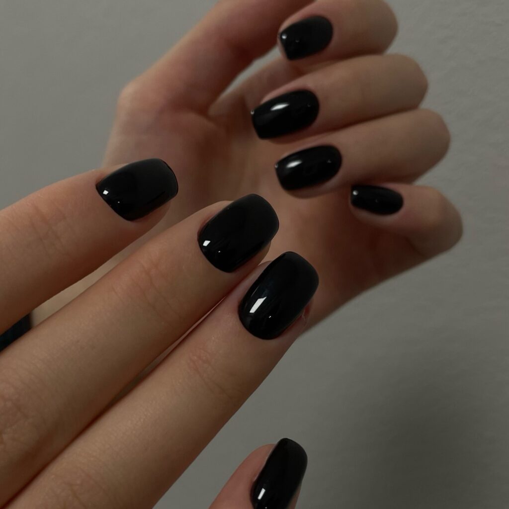 Glossy square black nails for a timeless and elegant nail design