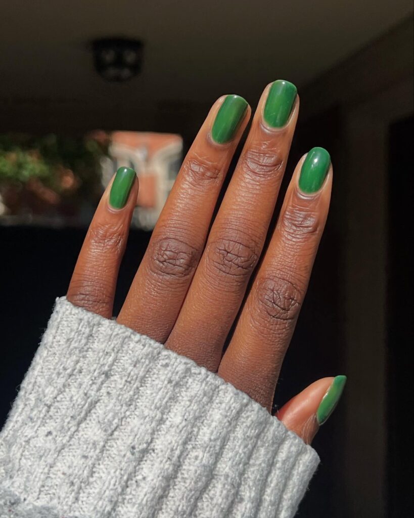 Leafy green natural nails short rounded shape cozy nail design for fall and winter