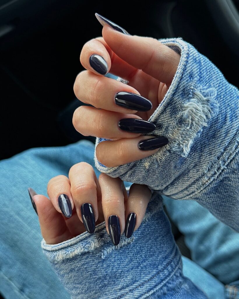 Midnight blue almond nails with glossy black shine for a chic fall manicure