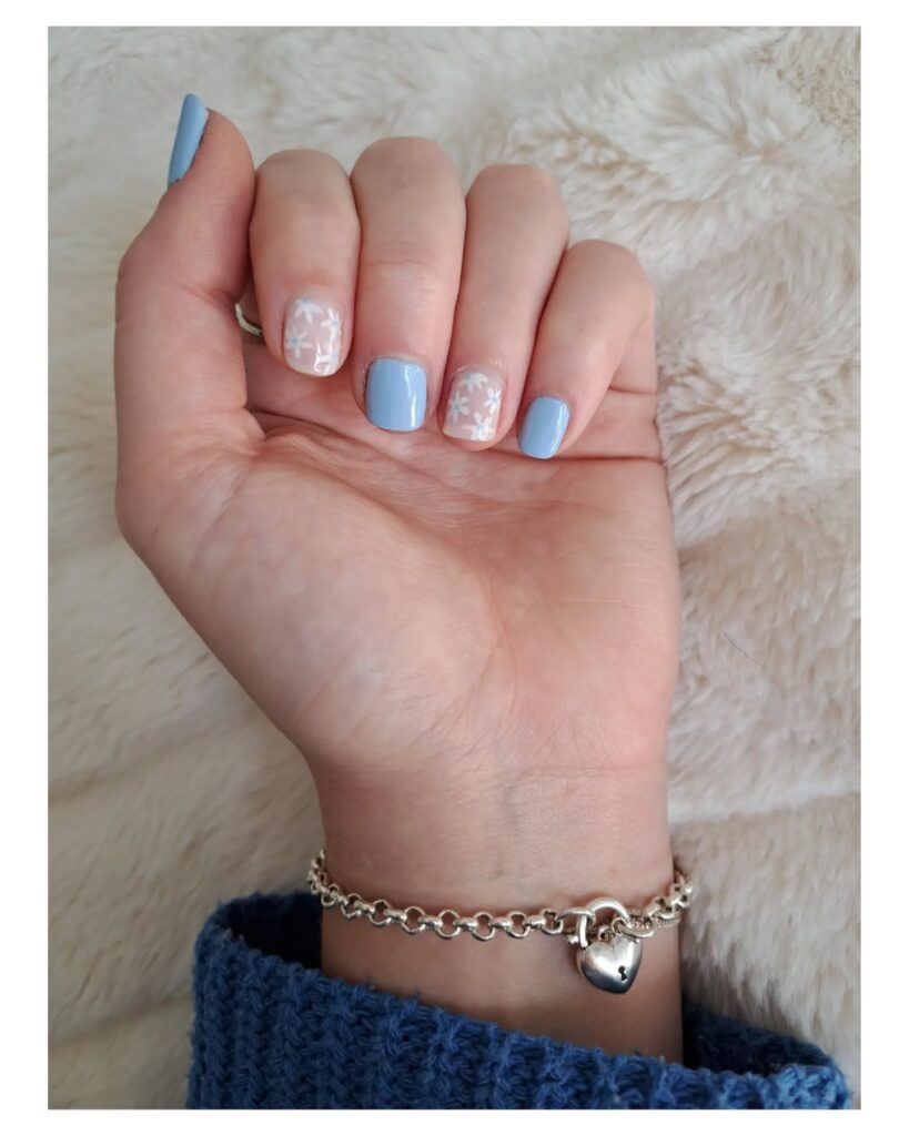 Pastel blue and daisy floral square nails for a soft spring graduation manicure