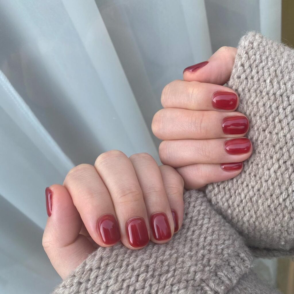 Short Square Red Nails for a Minimal and Cozy Autumn Manicure