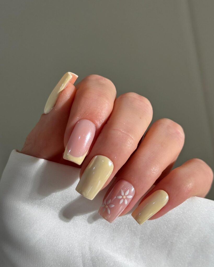 Square Nails with Pastel Yellow and Daisy Accents for a Fresh Spring Manicure